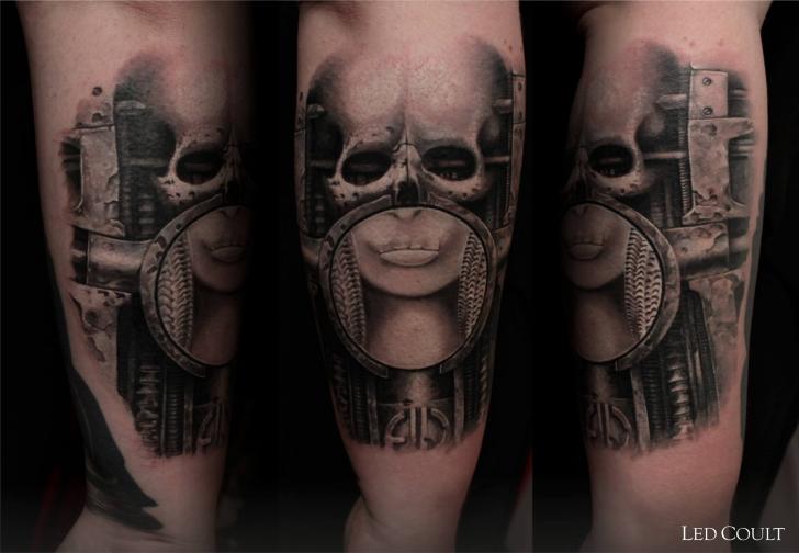 Scull Helmet Graphic tattoo by Led Coult