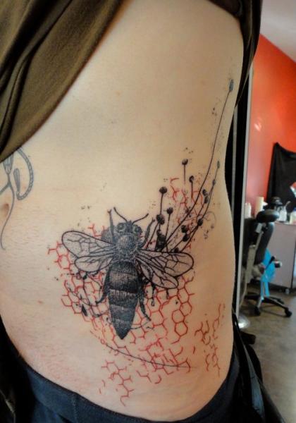 Beecombs Bee Blackwork tattoo by Xoïl
