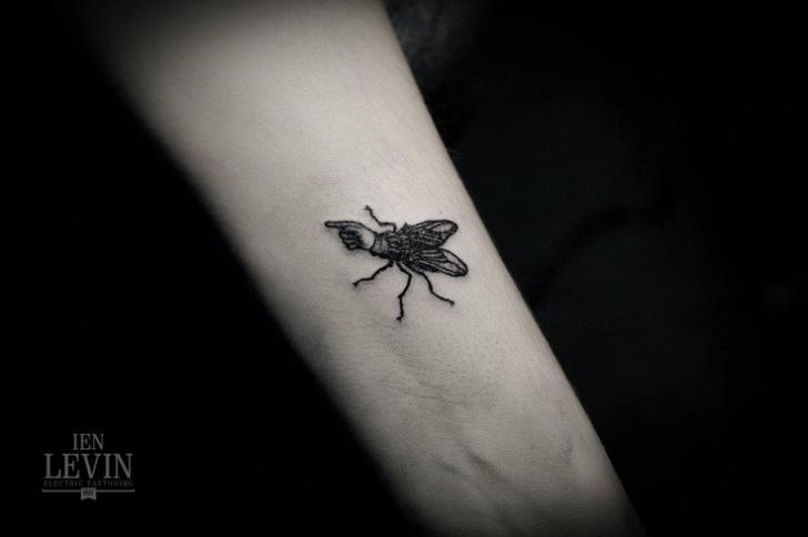 Finger Fly Tiny tattoo by Ien Levin