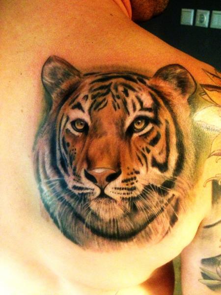 tiger tattoo on shoulder