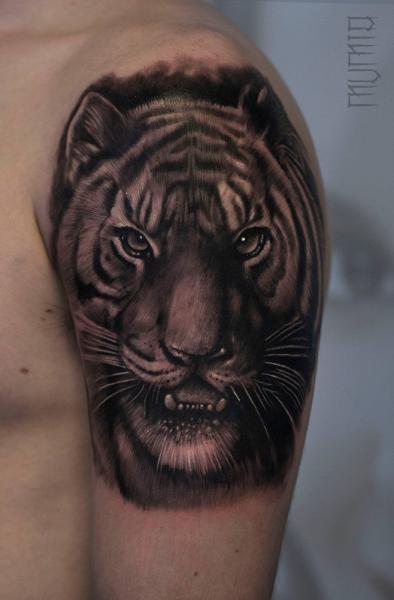 Shoulder Realistic Tiger tattoo by Mumia Tattoo