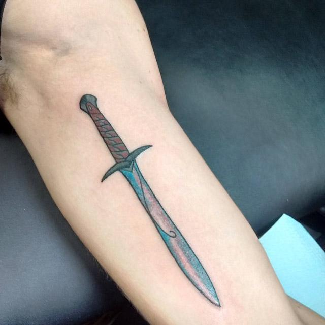 Dagger Tattoo Knife, old school Tattoo, dagger, weapon, tattoo png | PNGWing