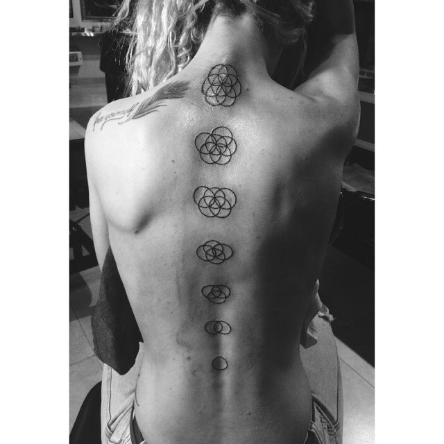 34 Amazing Spine Tattoos for Women in 2024