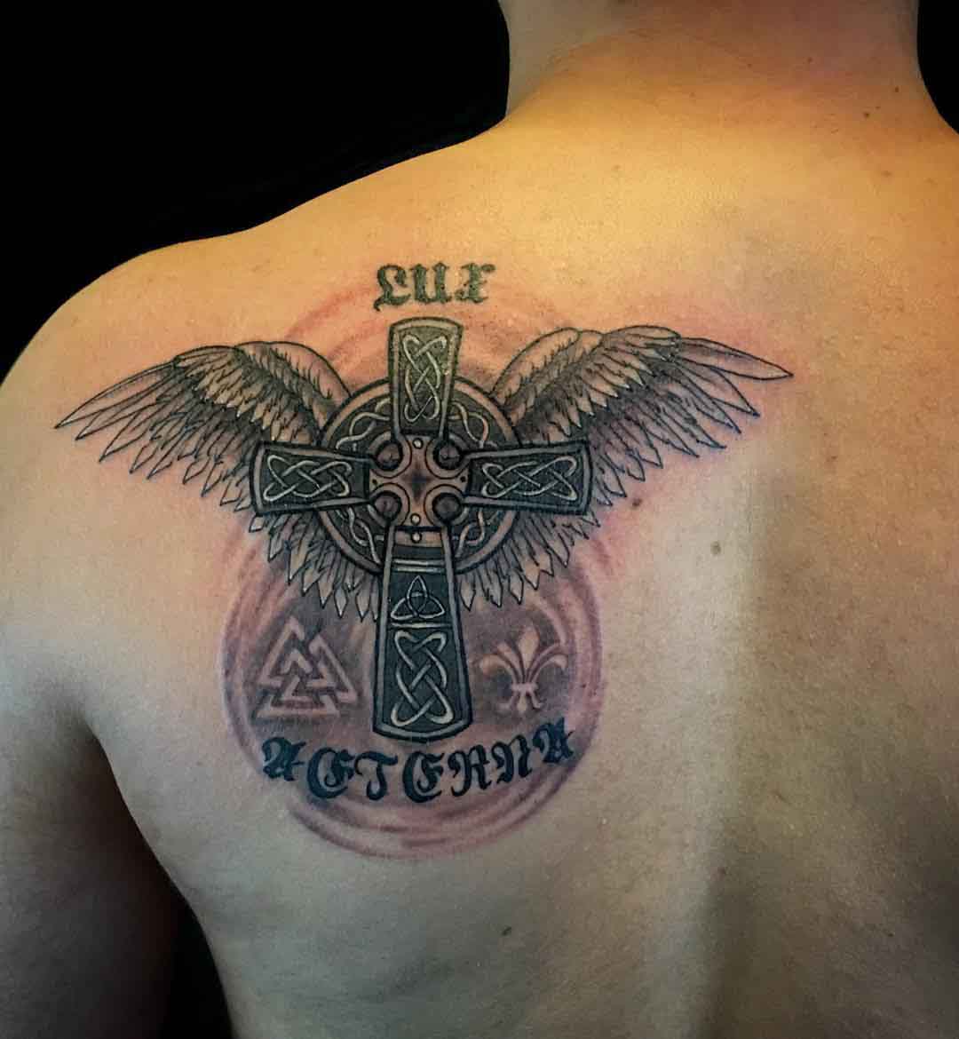 Орел с крестом