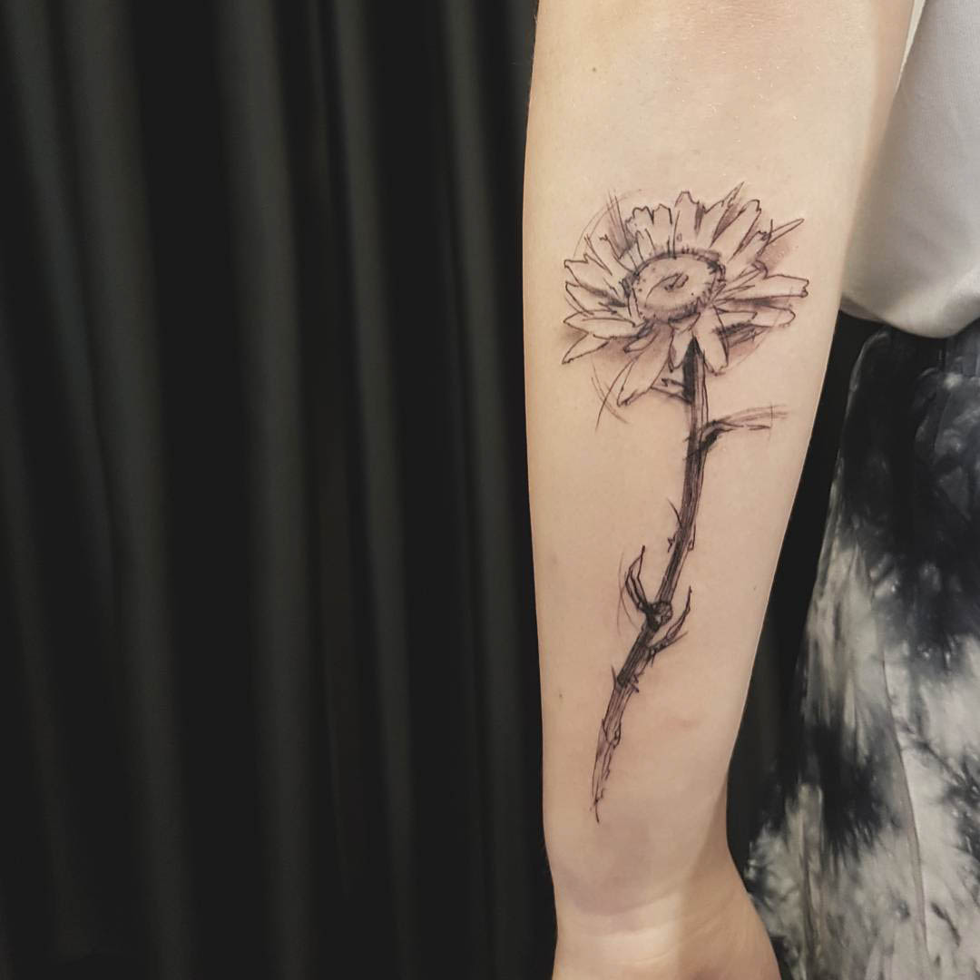 marker styled daisy flower tattoo